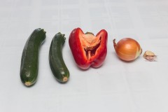 Zelenjava: bučke, paprika, čebula in česen Zelenjava: bučke, paprika, čebula in česen