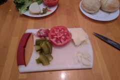 Narezan paradižnik, sir, kumarice, čebula in slanina