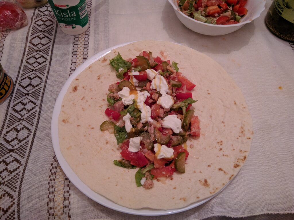 Tunin burrito tik pred zvijanjem