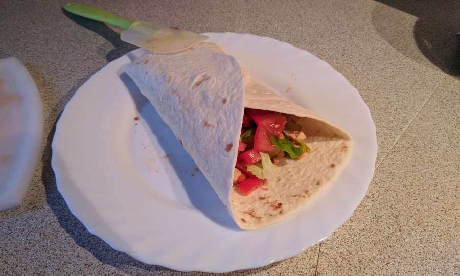 Lopatka drži burrito zavit, da pozira za fotografijo. Da ne razpade, ga lahko zaviješ tudi v aluminijasto folijo.